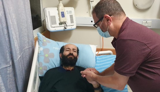 העציר הפלסטיני מאהר אלאח'רס הפסיק את שביתת הרעב לאחר 103 יום
