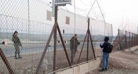 פועל פלסטיני מת בדרכו לישראל לאחר שחיילים השליכו לעברו רימוני גז