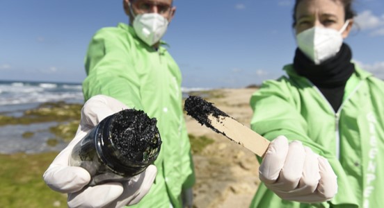 דב חנין בעקבות זיהום הזפת: ממשלת נתניהו ממשיכה לקיים תוכניות מסוכנות