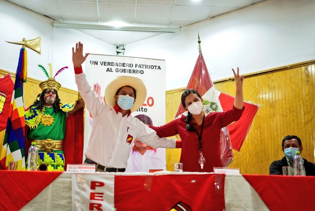 קסטיליו מוביל בסקרים: השמאל בפרו מתאחד לקראת הסיבוב השני בבחירות לנשיאות