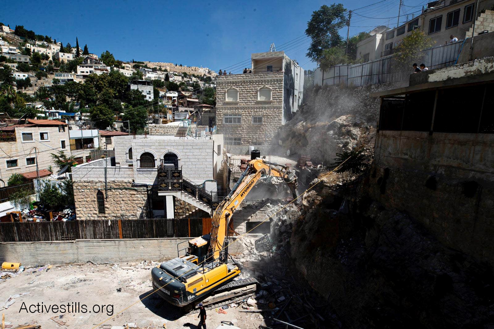 במהלך אוגוסט הכיבוש הרס 108 בתים פלסטינים והותיר 160 בני אדם ללא קורת גג