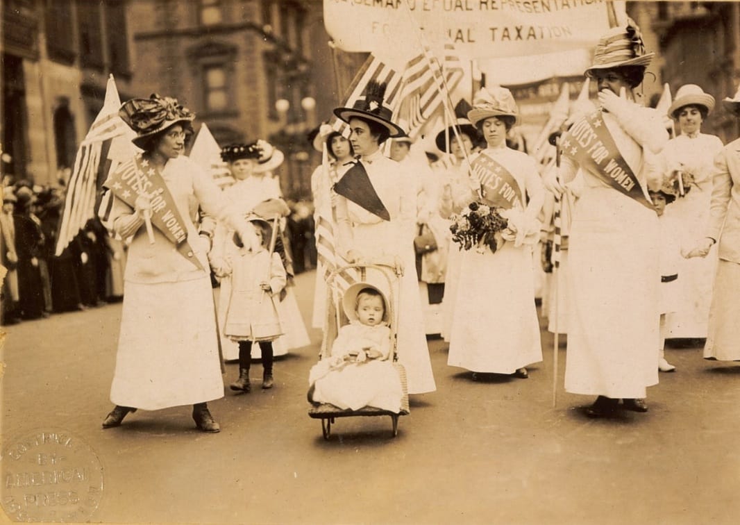 המערכה למען זכות הצבעה לנשים ; ב-23 באוקטובר 1915 רבבות נשים הפגינו בשדרה החמישית בניו יורק