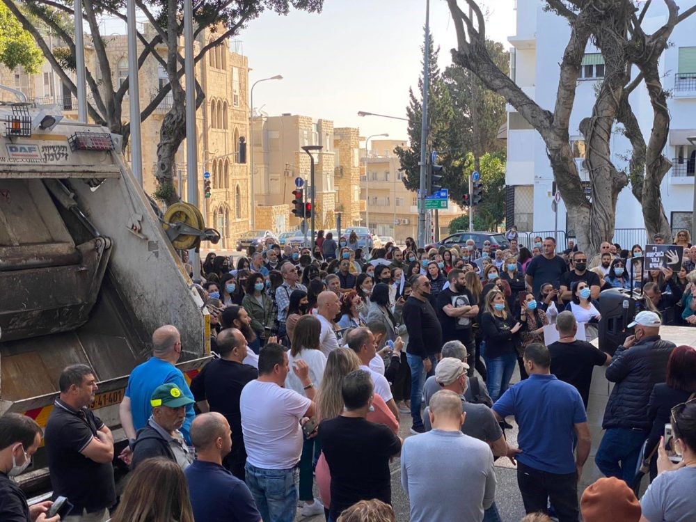 נשים הן לא זבל: העובדים חסמו את הכניסה להיכל עיריית חיפה וקיימו אספת מחאה
