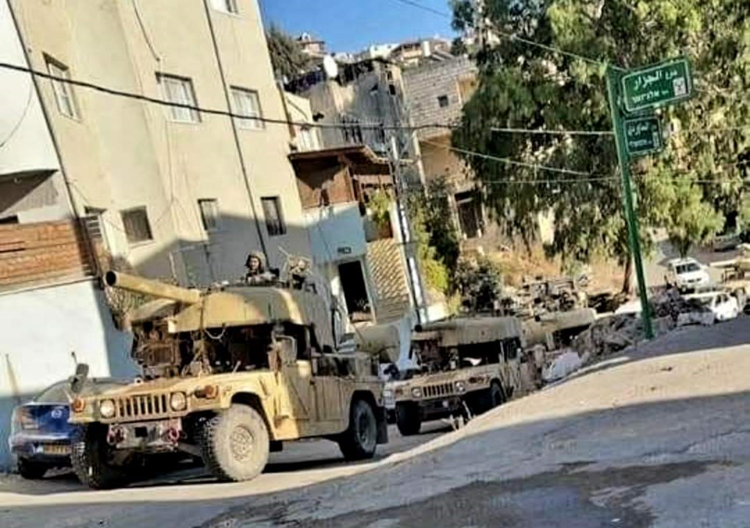 תמרון צבאי בעיר אום אל-פחם: חיילים וכלי רכב משוריינים ברחובות