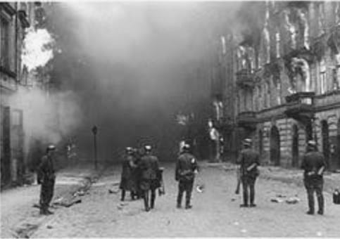 מרד גטו ורשה פרץ ב-18 בינואר 1943 ועיכב את התקדמות הנאצים במשך חודשים
