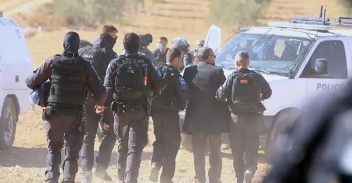 מאות שוטרים תקפו תושבים ערבים-בדואים שמחו נגד נטיעות על אדמותיהם בנגב