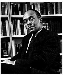ראלף אליסון סופר ומבקר ספרות אפרו – אמריקאי ביקורתי נולד ב-1 במרץ 1913; נאבק למען צדק חברתי ושיווין