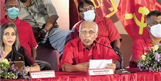 מחאות המוניות ללא תקדים: הקומוניסטים בסרי לנקה דורשים את התפטרות הנשיא וראש הממשלה