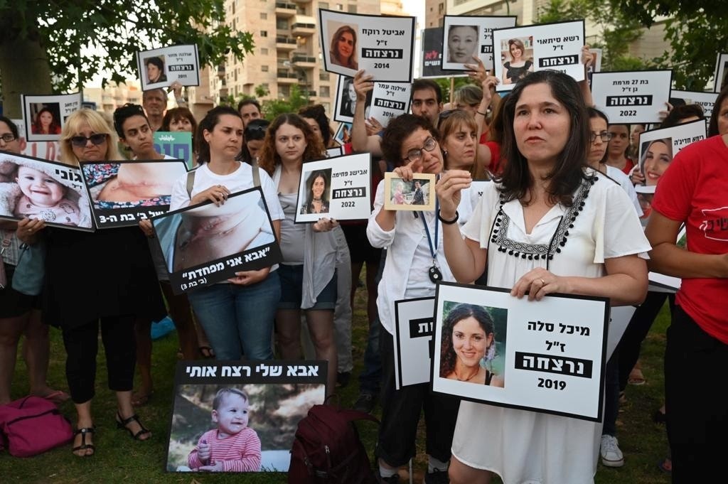 משפחות הנרצחות הפגינו מול ביתו של יאיר לפיד ודרשו לחתום על אמנת איסטנבול