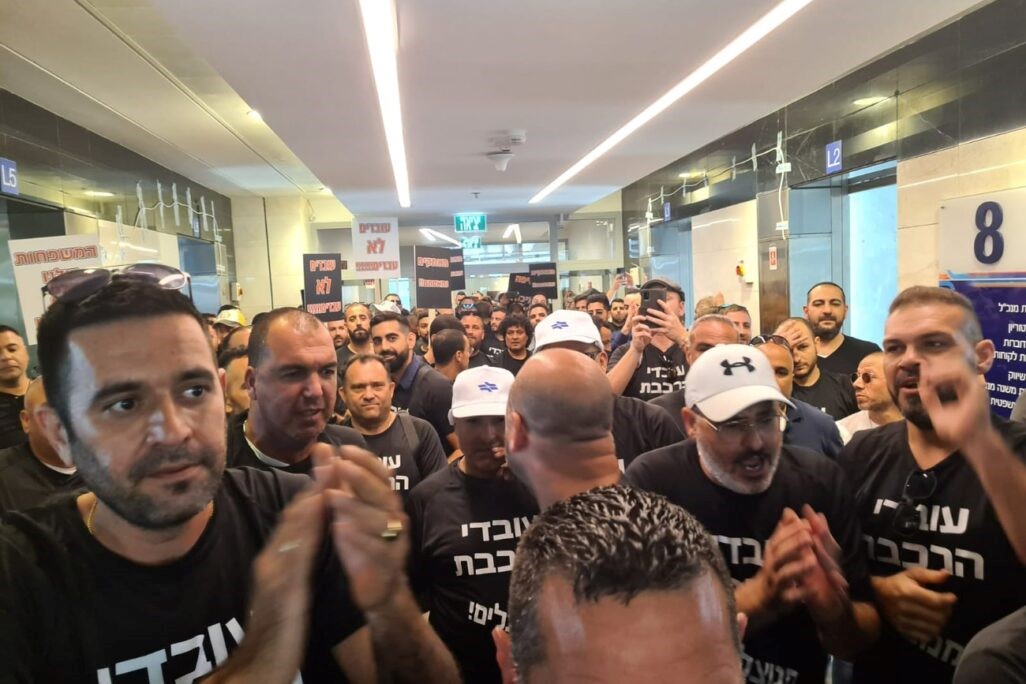 עובדי רכבת ישראל הפגינו בבניין ההנהלה בלוד ודרשו מהמנכ"ל להתפטר