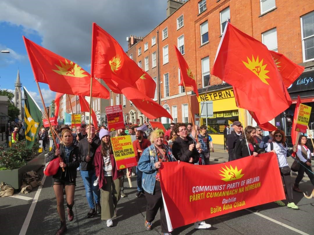 רבבות הפגינו בדבלין נגד יוקר המחיה: הממשלה דואגת לתאגידים תאווי בצע