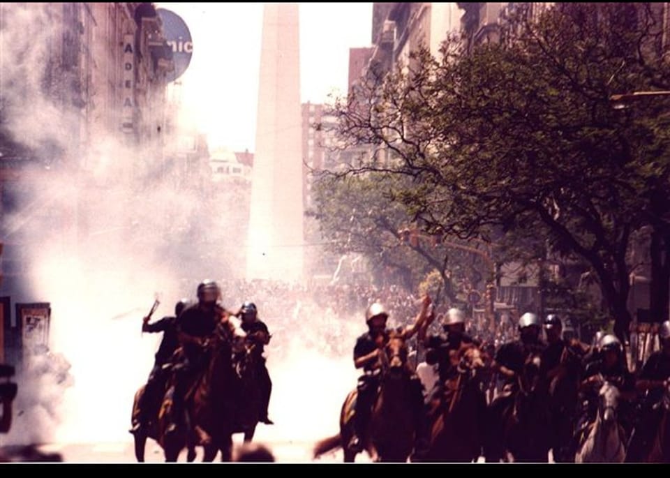 ב-19 בדצמבר 2001 פורצת ברחבי ארגנטינה ההתקוממות העממית ההמונית נגד הממשלה ומדיניותה הניאו-ליברלית