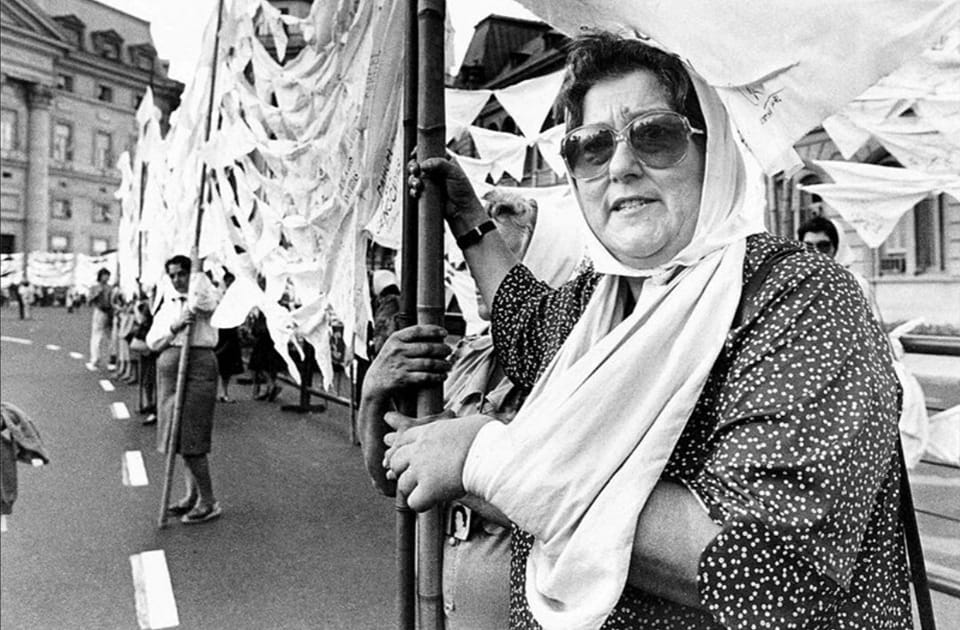 הבה מריה פסטור דה בונאפיני מנהיגת ארגון זכויות האדם “אימהות כיכר מאי” נולדה ב-4 בדצמבר 1928