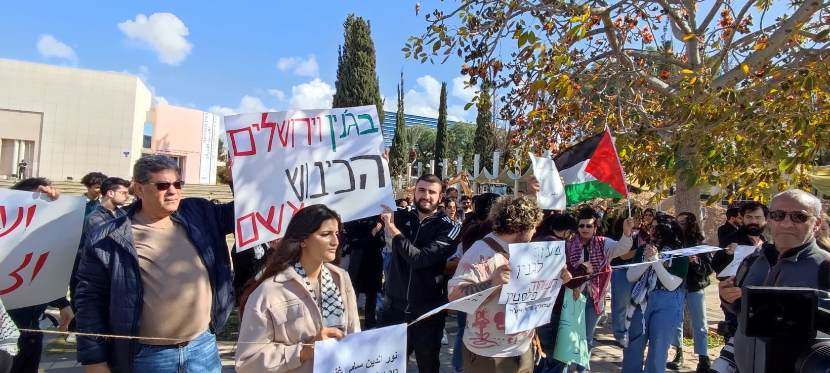 ח”כ אלמוג כהן ניסה לחטוף דגל פלסטיני מידי פעיל חד”ש באוניברסיטת תל-אביב
