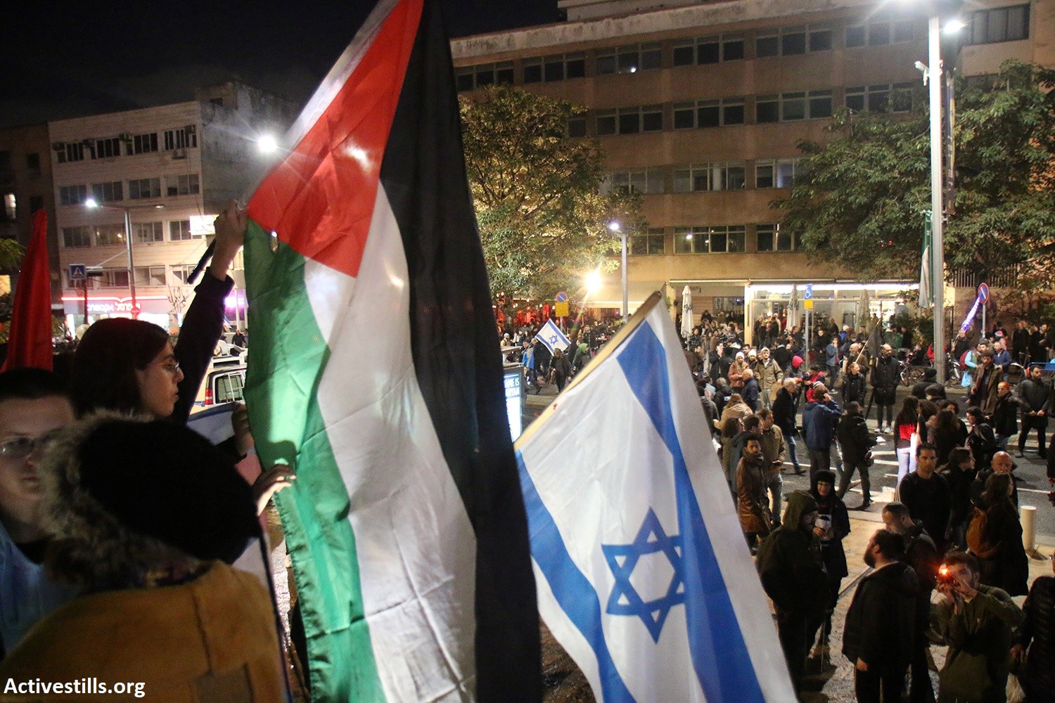 המשבר הפוליטי בישראל, המחאה ההמונית נגד ממשלת הימין והדגל הפלסטיני