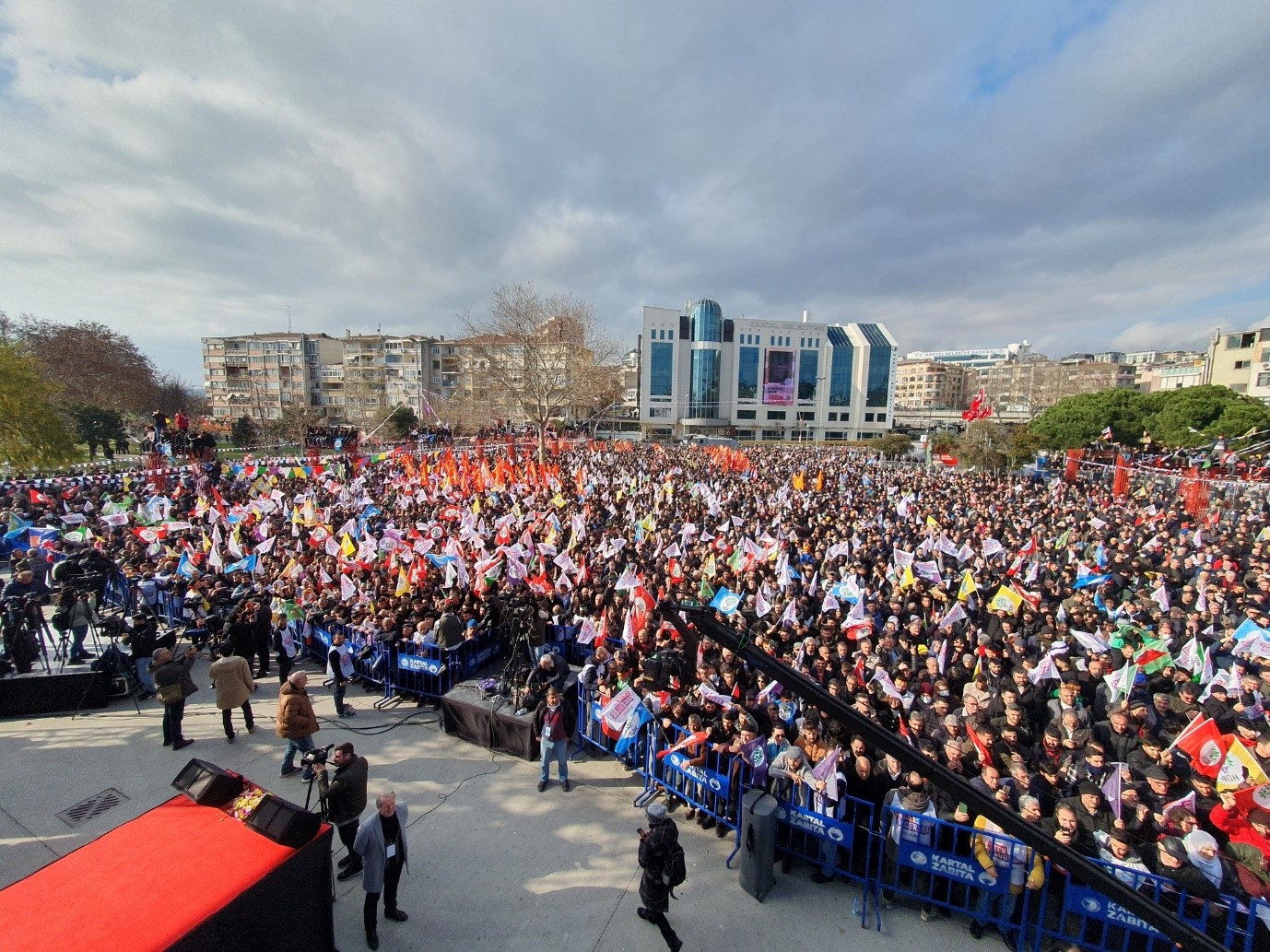 רבבות השתתפו בעצרת הבחירות הראשונה של קואליציית מפלגות השמאל בטורקיה