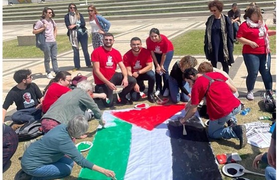 חרף התנגדות ההנהלה: פעילי חד”ש ציירו דגל פלסטיני בכניסה לאוניברסיטת תל-אביב