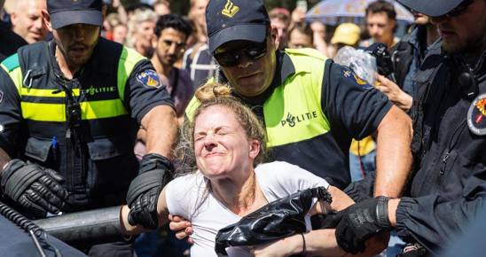 משטרת הולנד עצרה 1,579 מפגינים למען הסביבה שמחו נגד סבסוד דלקים מאובנים