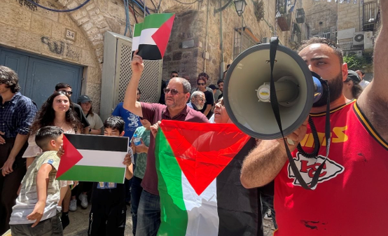 המשטרה הרחיקה מפגינים ישראלים ופלסטינים שמחו נגד גירוש משפחת סוב-לבן מביתה