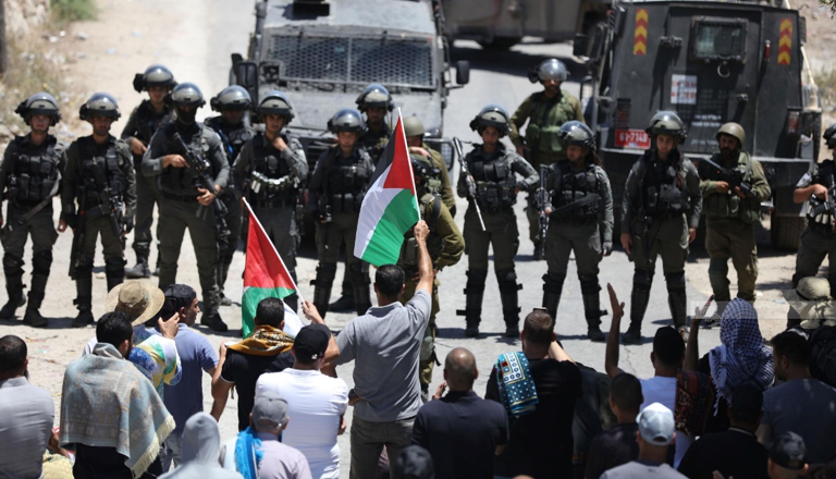 כוחות הכיבוש מנעו צעדת פלסטינים ופעילי שלום באום ספא; שוטרים התנפלו על מפגינים בשייח’ ג’ראח