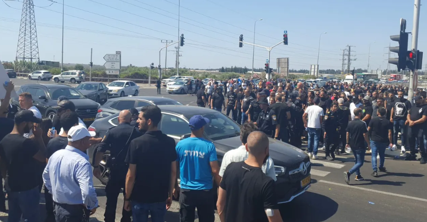 מפגינים נגד האלימות הרצחנית בחברה הערבית חסמו את כביש 4 בעת שעברה השיירה של נתניהו