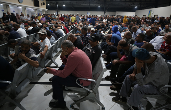 אלפי פועלים פלסטינים מעזה מוחזקים על ידי ישראל במחשכים ובניגוד לדין