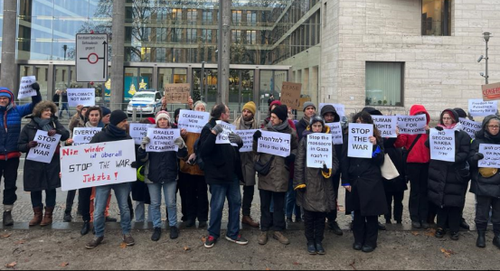 עשרות פעילים ישראלים הפגינו נגד המלחמה בעזה מול משרד החוץ בברלין