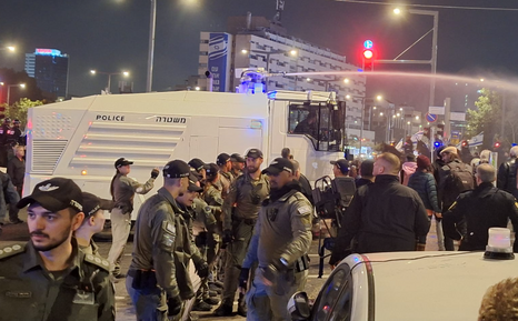 המשטרה תקפה בת"א מפגינים נגד ממשלת הימין וקרובי החטופים: 21 נעצרו ו-4 פונו לאיכילוב