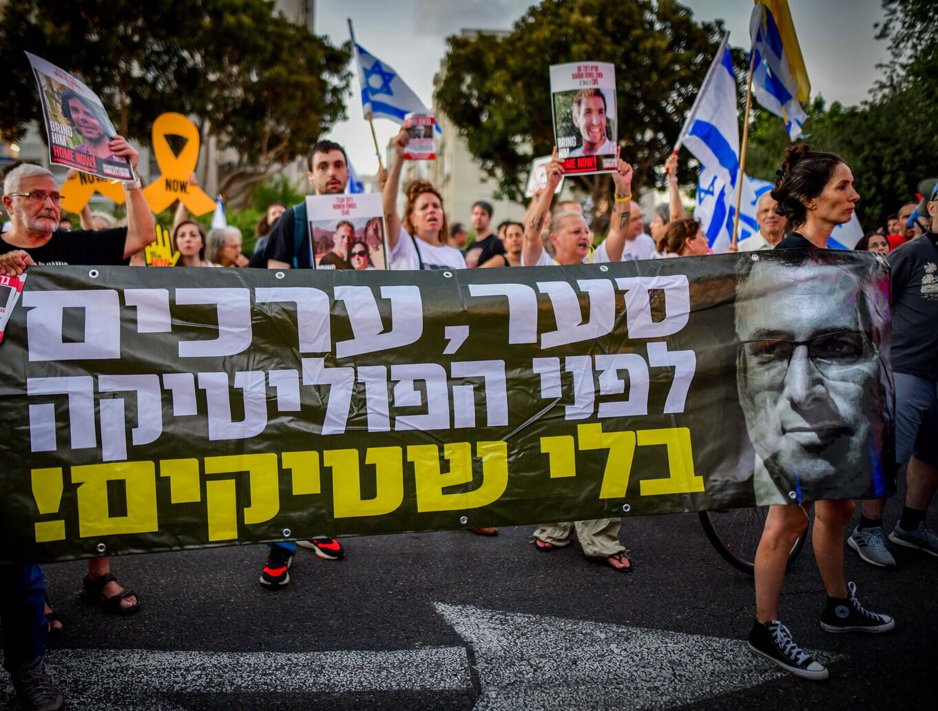 החטופים מתמעטים והמחאה גוברת, אך ראשי האופוזיציה הציונית מעניקים לנתניהו רשת ביטחון